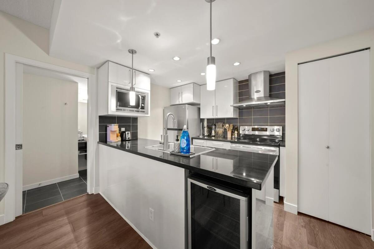 Dazzling Condo By Stadium Downtown With Free Parking Vancouver Luaran gambar